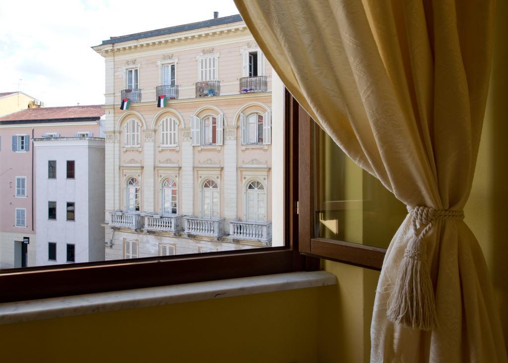 Piazza Azuni 18 Guest House ساساري الغرفة الصورة